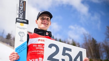 Domen Prevc posa con la distancia de su nuevo récord del mundo de saltos.