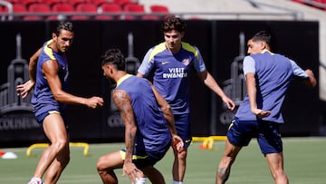 LOS ÁNGELES (ESTADOS UNIDOS), 18/06/2025.- Los jugadores del Atlético de Madrid "Koke" Resurrección (i) y Julián Álvarez (2d) en la última sesión de entrenamiento en Los Ángeles antes de poner rumbo a Seattle para disputar la segunda jornada de la fase de grupos del Mundial de Clubes. EFE/ AtléticodeMadrid SOLO USO EDITORIAL/SOLO DISPONIBLE PARA ILUSTRAR LA NOTICIA QUE ACOMPAÑA (CRÉDITO OBLIGATORIO)