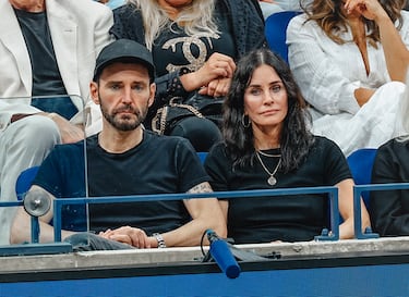 Courtneney Cox y Johnny McDaid asisten a la final individual masculina de tenis entre el italiano Jannik Sinner y el español Carlos Alcaraz.