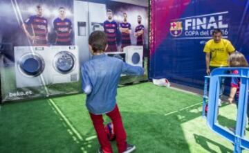 La afición del Barça disfruta de las instalaciones de la fan zone en el antiguo Matadero de Madrid.