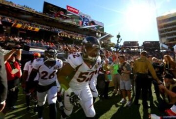 Los Broncos saltan al campo a calentar.