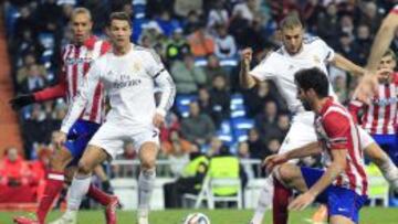 Raúl García, Benzama y Cristiano luchan por un balón dividido.