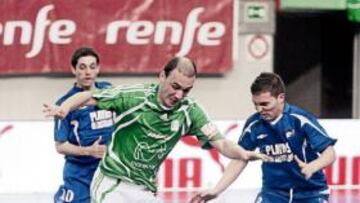 <b>LETAL. </b>Schumi, autor de dos goles, encara a Jesús García.