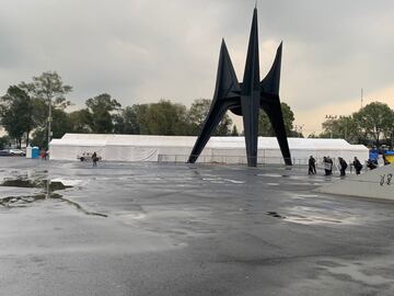 Nadie se toma fotos en la escultura del Azteca