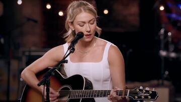 Mikaela Shiffrin con una guitarra cantando en La Voz