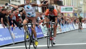 El francés Alexis Gougeard (izquierda) vence en la tercera etapa de los 4 Días de Dunquerque ante su compatriota Julien Antomarchi.