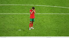 João Felix se lamenta tras errar la pena máxina en la tanda de penaltis del partido de cuartos de final entre Portugal y Francia.