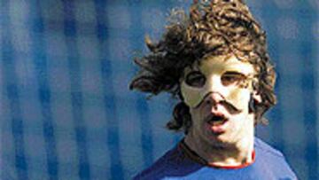 <B>LA MÁSCARA</B>. Carles Puyol se entrenó ayer con su protector facial.