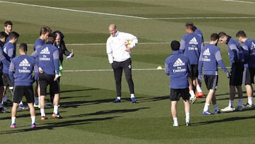Zidane, con sus jugadores en el entrenamiento de ayer; el t&eacute;cnico trabaja para que todo vuelva a ser como en la racha de los 40 partidos sin perder.