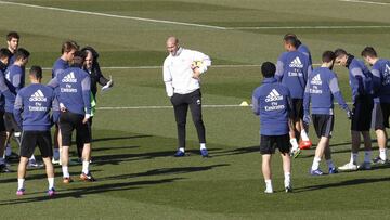 Zidane, con sus jugadores en el entrenamiento de ayer; el técnico trabaja para que todo vuelva a ser como en la racha de los 40 partidos sin perder.