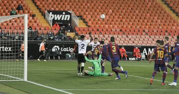 1-0. Gabriel Paulista marca el primer gol.