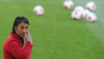 Yakin, durante el entrenamiento en Mestalla.