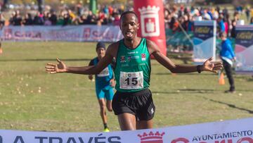 El atleta burundés Thierry Ndikumwenayo llega a meta y se proclama ganador de la prueba de la senior masculina del XXVIII Cross Internacional de Soria,  en el Monte de Valonsadero.