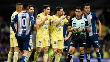 America 's Diego Valdez (C) mocks referee Adonai Escobedo (2nd R) during their Mexican Clausura 2023 tournament football match at the Azteca stadium in Mexico City on March 4, 2023. (Photo by CLAUDIO CRUZ / AFP)