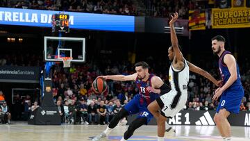 BARCELONA, 14/03/2024.- El base checo del Bar?a Tomas Satoransky (i) bota el bal¨®n ante Kevin Punter (2i), base estadounidense del Partizan, durante el partido de Euroliga entre el Barcelona y el Partizan de Belgrado, este jueves en Barcelona. EFE/ Alejandro Garc¨ªa