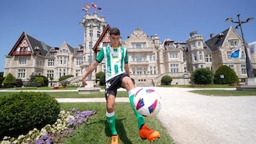 Iván Morante, zurdo cerrado, controla el balón ante la fachada del Palacio de la Magdalena.