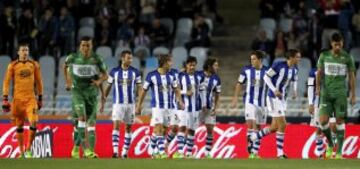 Los jugadores de la Real Sociedad felicitan al mexicano Carlos Vela tras marcar ante el Elche.