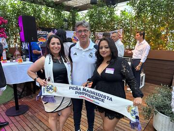 Chendo, junto a dos miembros de la Peña Madridista Providence.