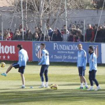 EXPECTACIÓN. Godín, Giménez, Torres y Arda Turan en un momento del entrenamiento con la afición viendo la sesión detrás de la valla.