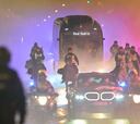 El espectacular recibimiento al bus del Madrid en su llegada al Bernabéu: pelos de punta