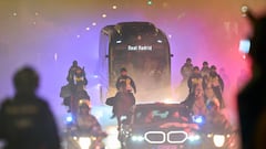 El espectacular recibimiento al bus del Madrid en su llegada al Bernabéu: pelos de punta