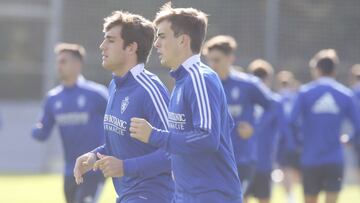 Iv&aacute;n Az&oacute;n y Francho Serrano, durante el entrenamiento de ayer del Real Zaragoza en la Ciudad Deportiva.