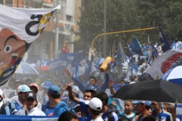 Las calles de Bogotá se pintan de azul y blanco