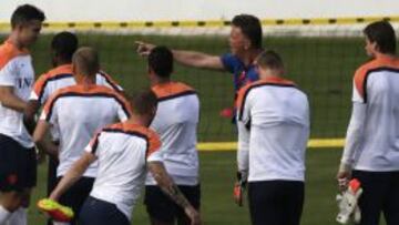 Van Gaal siempre es un tipo pol&eacute;mico y en Holanda est&aacute; siendo criticado tambi&eacute;n por cerrar su futuro en plena aventura mundialista.
 