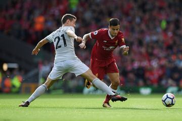 Ander Herrera attempts to stop Philippe Coutinho