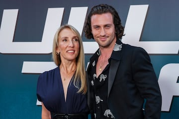 La historia de amor entre Sam Taylor-Johnson y Aaron Taylor-Johnson comenz¨® en 2009, cuando se conocieron durante el rodaje de Nowhere Boy, pel¨ªcula en la que ella era directora y ¨¦l interpretaba a John Lennon. A pesar de la diferencia de edad de 23 a?os, su conexi¨®n fue inmediata, y Aaron le propuso matrimonio un a?o despu¨¦s de conocerse.
Se casaron en 2012 y han formado una familia con dos hijas en com¨²n, adem¨¢s de las dos hijas que Sam ten¨ªa de su matrimonio anterior. A lo largo de los a?os, han enfrentado cr¨ªticas por la diferencia de edad, pero han demostrado ser una pareja s¨®lida y estable. Aaron incluso adopt¨® el apellido de su esposa, algo poco com¨²n en Hollywood.