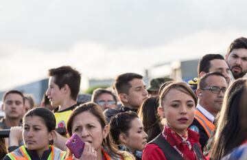 Algunos aficionados encontraron un buen lugar para ver a la Selección en el momento de la despedida.