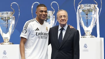 Mbappé y Florentino Pérez, en la presentación del francés en el Bernabéu.