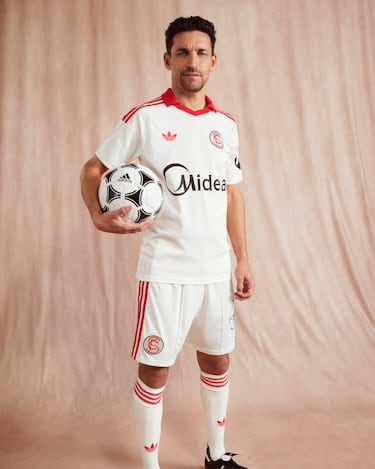The shirt is inspired by the classic aesthetic of Sevilla FC’s kits, reinterpreting the traditional home colors through a retro-inspired palette. The classic white shifts toward an off-white tone, while the vibrant red becomes a desaturated, chalk-like shade, enhancing the garment’s vintage character.

The design adopts a minimalist look with a polo-style collar, echoing the kits worn by the club in the 1980s. As a distinctive feature, the shirt incorporates Sevilla FC’s historic crest used from the early 20th century until 1921, replacing the current one to strengthen the connection with the club’s heritage and identity.