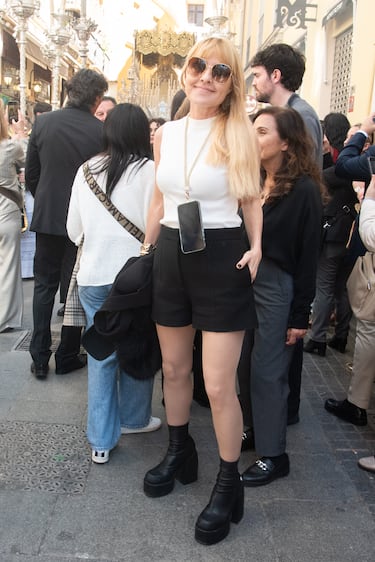 Cayetana Guillén Cuervo viendo una procesión de Semana Santa, a 29 de marzo de 2026, en Málaga.