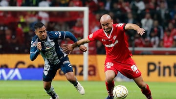 MEX8210. TOLUCA (MÉXICO), 27/10/2022.- Carlos González (d) del Toluca disputa hoy el balón con Erick Sánchez del Pachuca, durante la ida de la final del torneo Apertura 2022 de la Liga MX, en el estadio Nemesio Diez de Toluca, Estado de México (México). EFE/Alex Cruz
