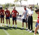 Visita sorpresa de Torrecilla: un chute de energía para La Roja