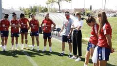 Visita sorpresa de Torrecilla: un chute de energía para La Roja