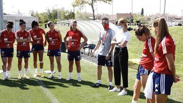 Visita sorpresa de Torrecilla: un chute de energía para La Roja