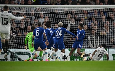 0-1. Rodrygo avanza por la derecha tras superar a Trevoh Chalobah, el pase lo recoge Vinicius que le devuelve el balón a Rodrygo para anotar el primer gol.
