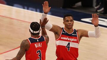 Bradley Beal saluda a Russell Westbrook, durante el partido de la NBA que ha enfrentado a Washington Wizards y Los Angeles Clippers.