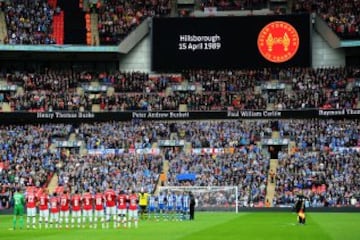 Minuto de silencio para conmemorar el 25 aniversario del desastre de Hillsborough antes de la FA Cup semifinal entre Wigan Athletic y el Arsenal en el estadio de Wembley 