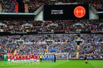 Minuto de silencio para conmemorar el 25 aniversario del desastre de Hillsborough antes de la FA Cup semifinal entre Wigan Athletic y el Arsenal en el estadio de Wembley
