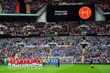 Minuto de silencio para conmemorar el 25 aniversario del desastre de Hillsborough antes de la FA Cup semifinal entre Wigan Athletic y el Arsenal en el estadio de Wembley 