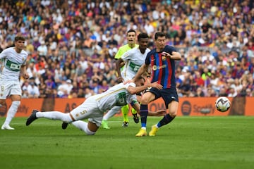 Imagen de la falta de Gonzalo Verdú a Lewandowski que le supuso la expulsión del partido por tarjeta roja directa en el minuto 13 del encuentro. 