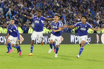 Jugadores de Millonarios celebran al ganar la serie de penaltis hoy, en la final de la Primera División del fútbol profesional colombiano ante Atlético Nacional en el estadio El Campín en Bogotá (Colombia).