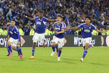 Jugadores de Millonarios celebran al ganar la serie de penaltis hoy, en la final de la Primera División del fútbol profesional colombiano ante Atlético Nacional en el estadio El Campín en Bogotá (Colombia). 
