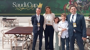 El preparador Guillermo Arizkorreta junto a los propietarios del caballo Alcaraz, Almudena Kessler y Juan Abascal y a sus hijos Alex y Sofía, en Riad