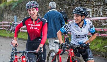 Aida Nuño (izquierda) y Lucía González tras una carrera de la Copa de España de ciclocross.