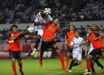 Stephane Mbia y Alberto de la Bella 