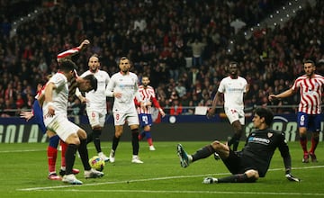 5-1. Álvaro Morata marca el quinto gol tras recibir en área y batir en dos tiempos a Bono. En la imágen, el primer remate que despeja el portero del Sevilla.